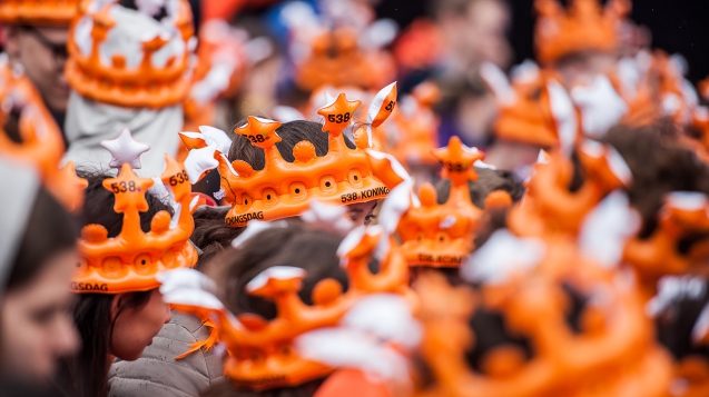 Zee van oranje kroontjes bij 538 Koningsdag in Breda