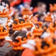 Zee van oranje kroontjes bij 538 Koningsdag in Breda